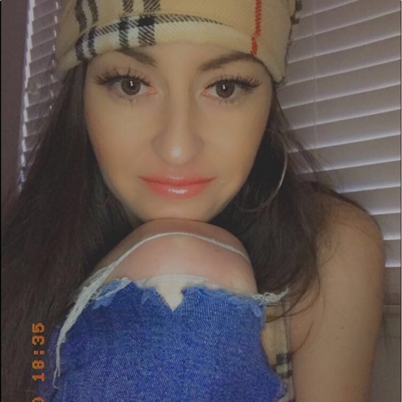 Meet your Posher, Caitlin - Picture 4 of 8